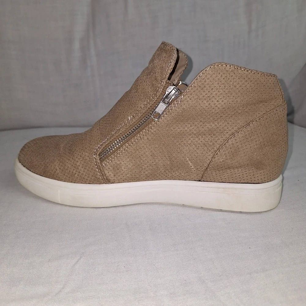 CUSHIONAIRE Hart Tan  Hidden Wedge sneaker Size 8.5 Women's Taupe Fashion Bootie
